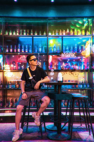 男人的黑水手领t恤
